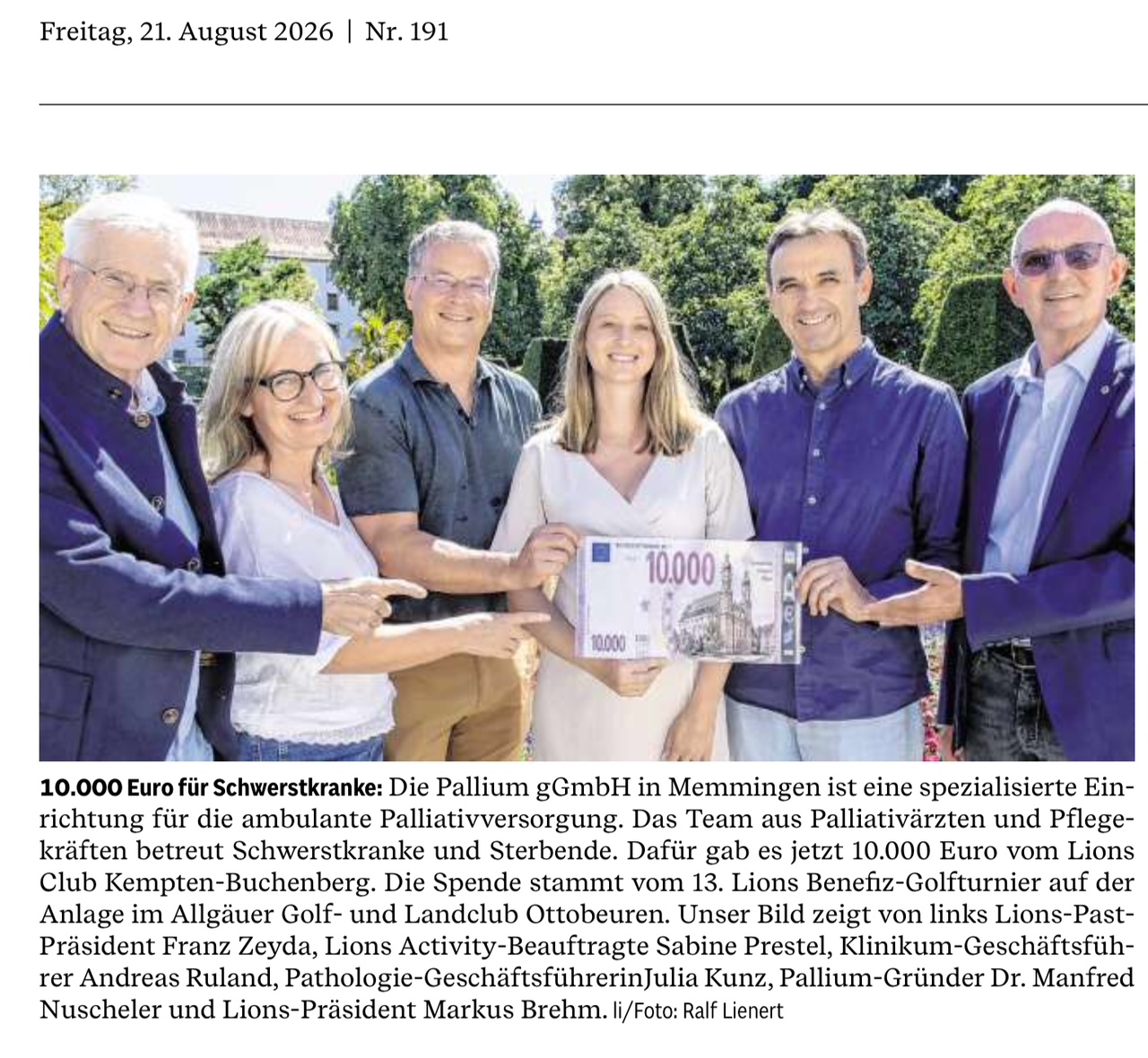 Zeitungsbericht der Allgäuer Zeitung: Sechs Personen halten im Freien einen symbolischen Scheck über 10.000 Euro in die Kamera.